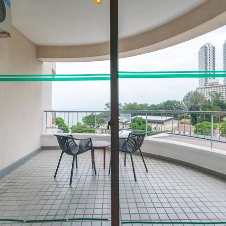 Romantic Couple Suite + Beach-Front Balcony Танджунг Бунга Екстериор снимка