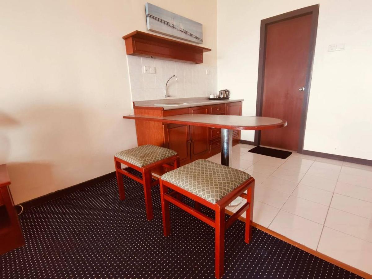 Romantic Couple Suite + Beach-Front Balcony Танджунг Бунга Екстериор снимка