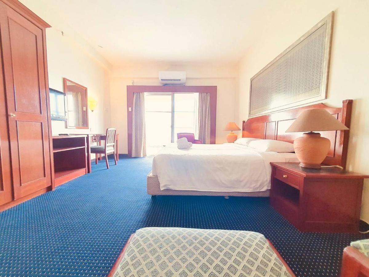Romantic Couple Suite + Beach-Front Balcony Танджунг Бунга Екстериор снимка