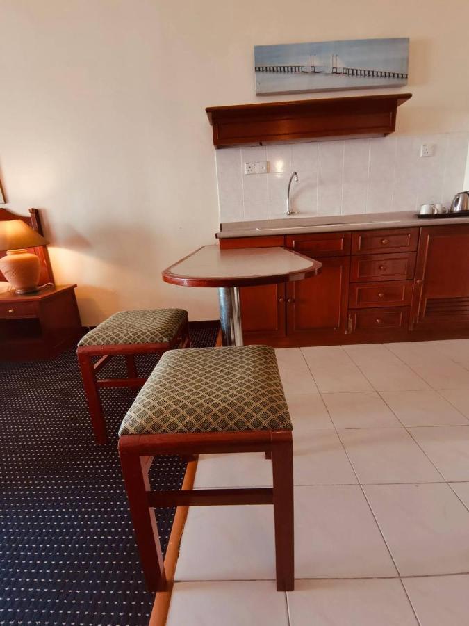 Romantic Couple Suite + Beach-Front Balcony Танджунг Бунга Екстериор снимка