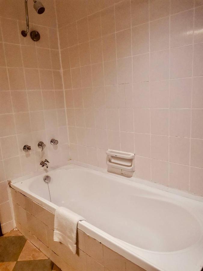 Romantic Couple Suite + Beach-Front Balcony Танджунг Бунга Екстериор снимка