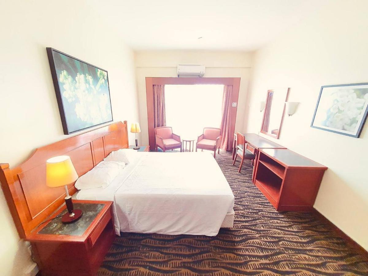Romantic Couple Suite + Beach-Front Balcony Танджунг Бунга Екстериор снимка