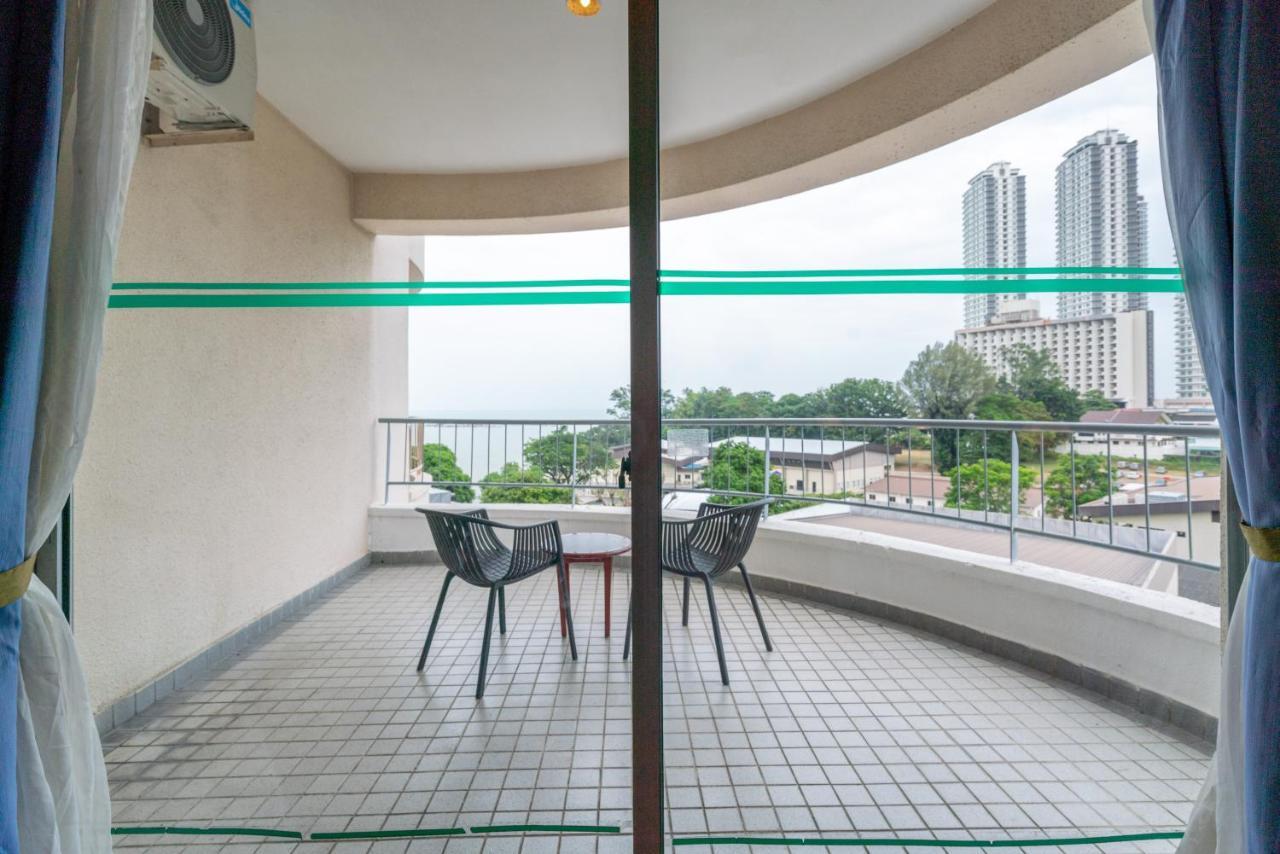 Romantic Couple Suite + Beach-Front Balcony Танджунг Бунга Екстериор снимка