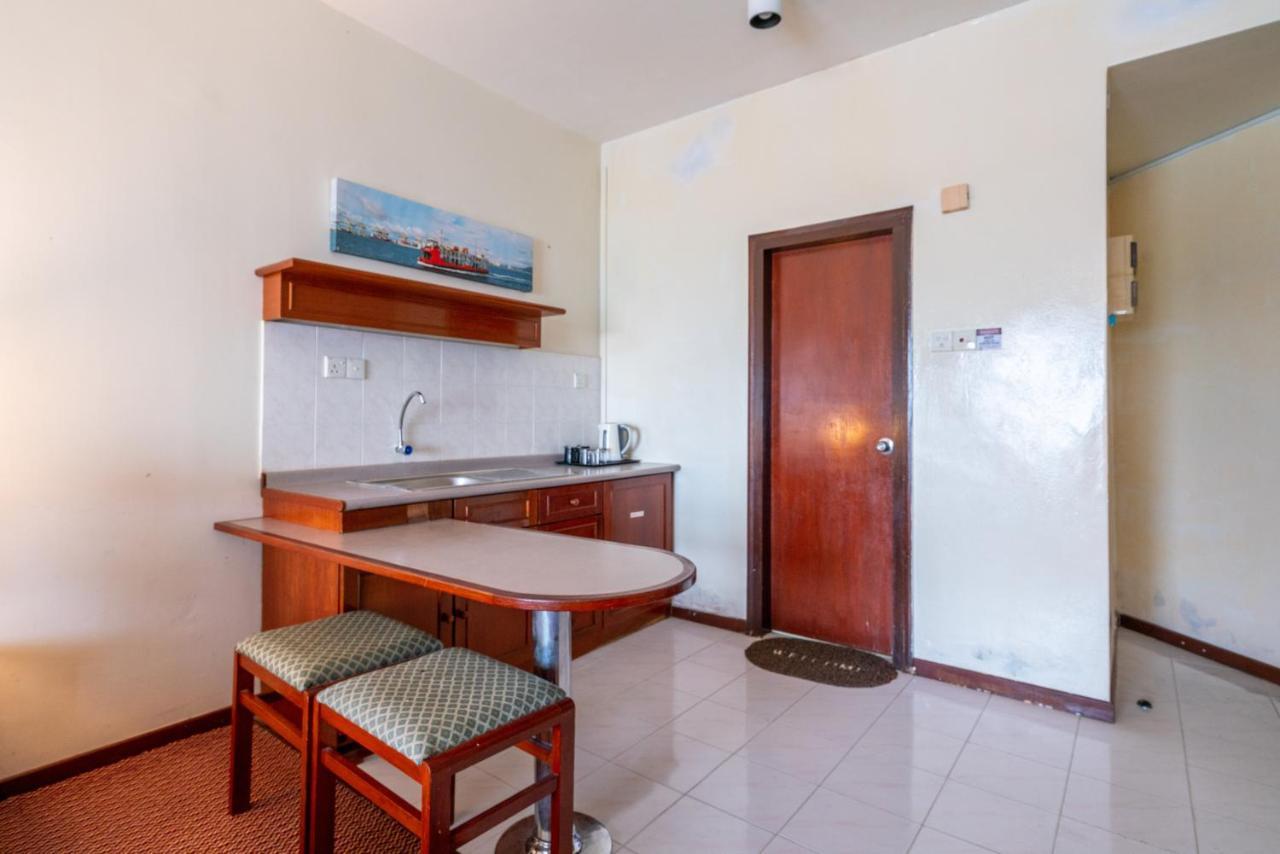 Romantic Couple Suite + Beach-Front Balcony Танджунг Бунга Екстериор снимка