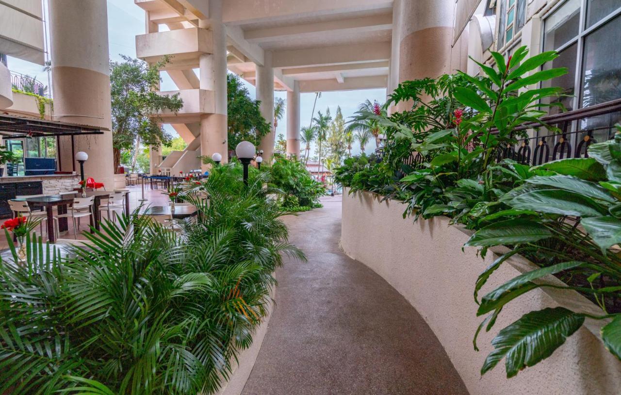 Romantic Couple Suite + Beach-Front Balcony Танджунг Бунга Екстериор снимка
