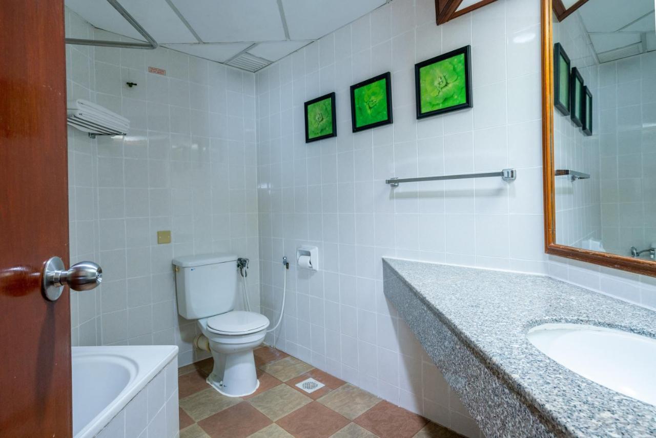 Romantic Couple Suite + Beach-Front Balcony Танджунг Бунга Екстериор снимка