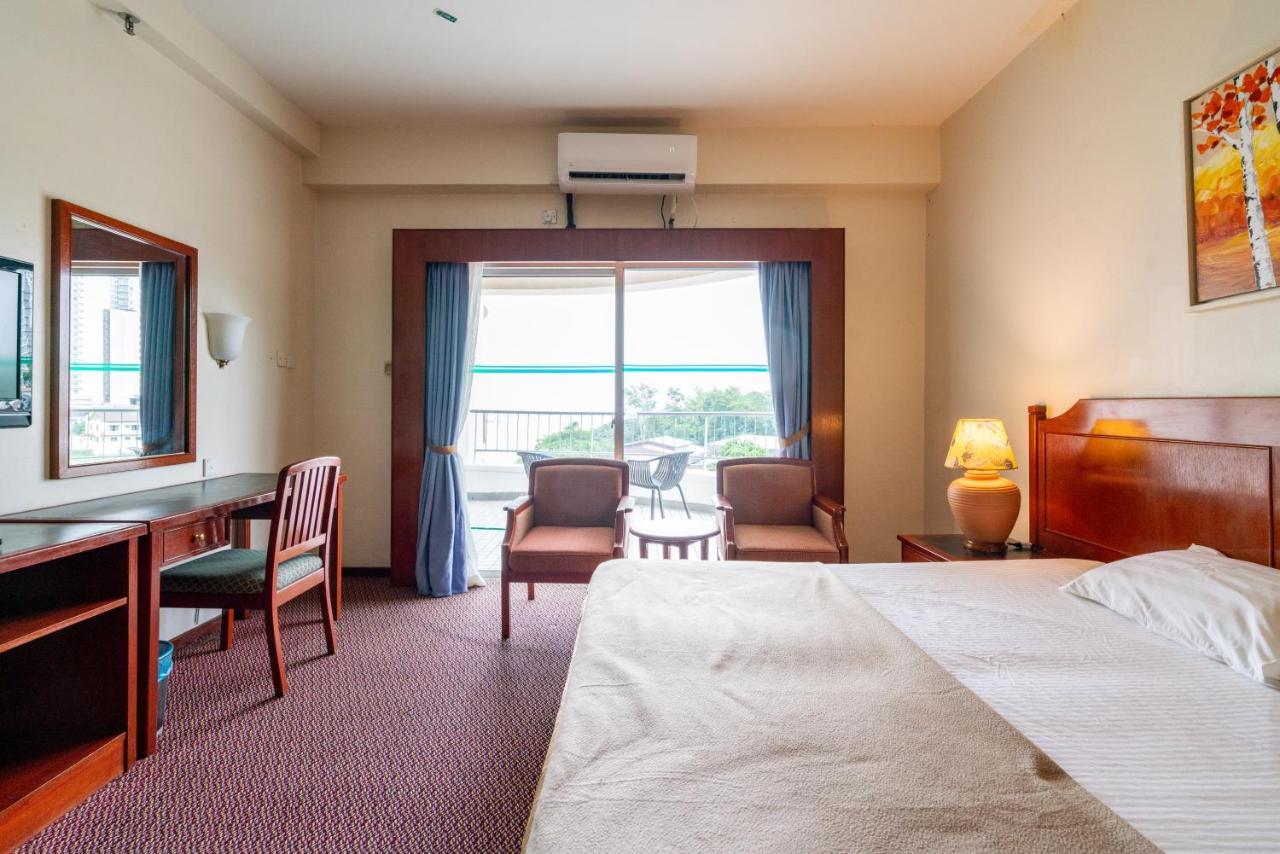 Romantic Couple Suite + Beach-Front Balcony Танджунг Бунга Екстериор снимка