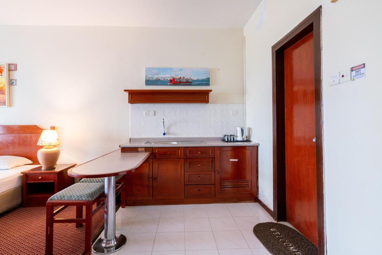 Romantic Couple Suite + Beach-Front Balcony Танджунг Бунга Екстериор снимка